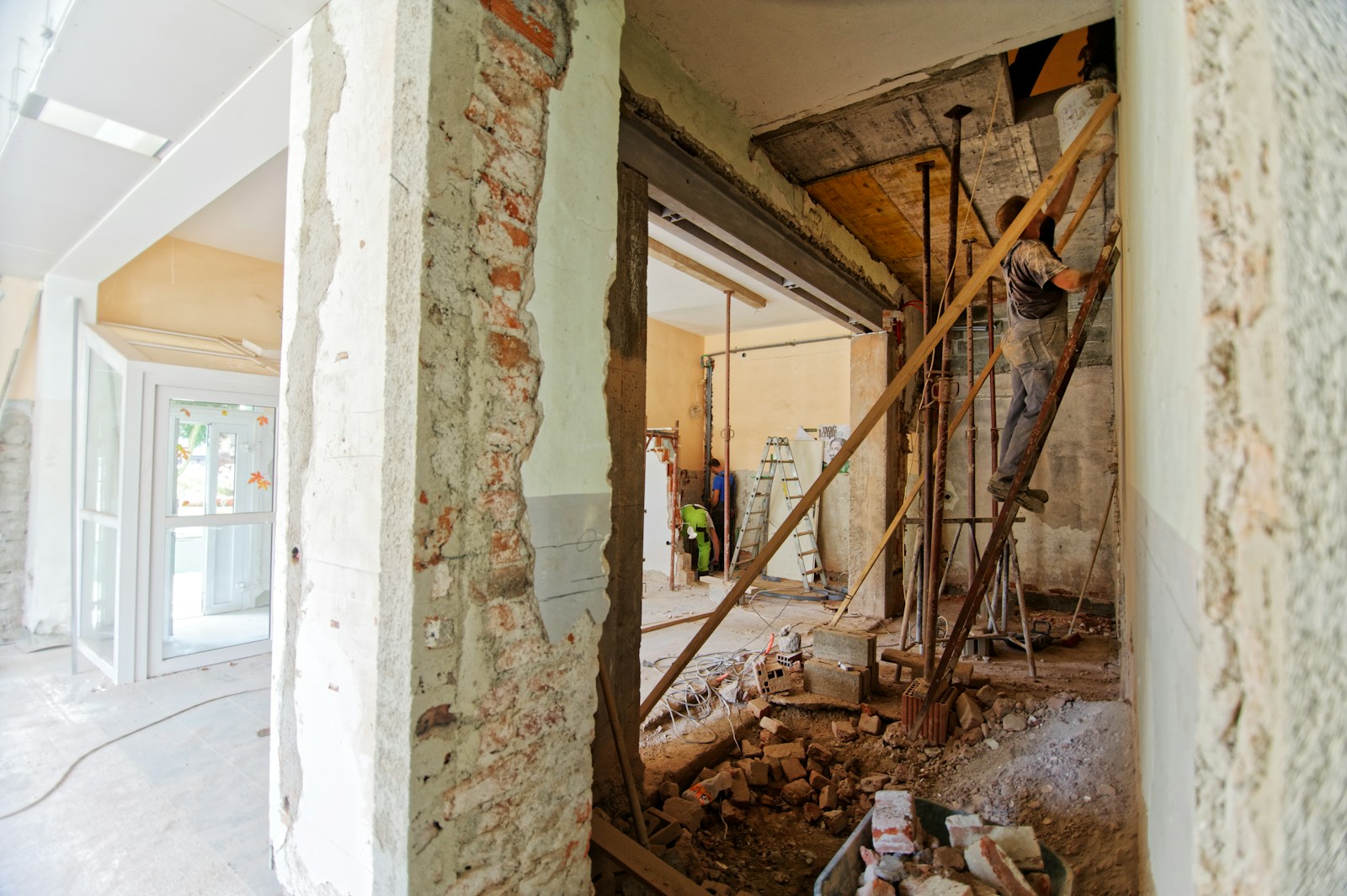 transformer une vieille bâtisse en maison moderne : un guide de rénovation