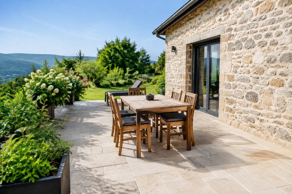Terrasse maison pierre : conseils pour choisir les matériaux et réussir son aménagement